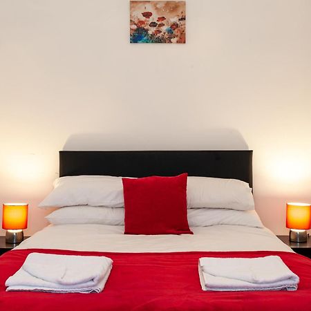 Stay Comfortable-City Centre Location- Sleeps Up To 9 Stoke-on-Trent エクステリア 写真