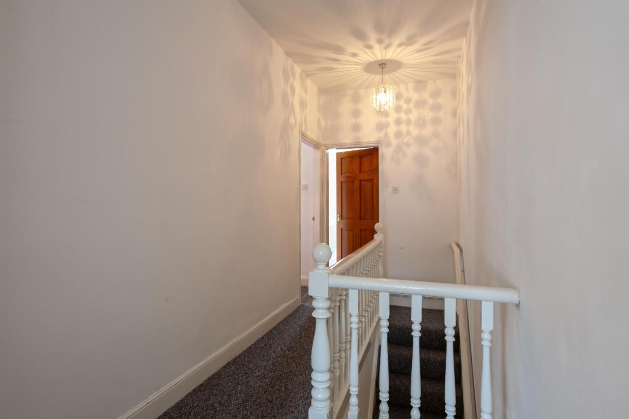 Stay Comfortable-City Centre Location- Sleeps Up To 9 Stoke-on-Trent エクステリア 写真