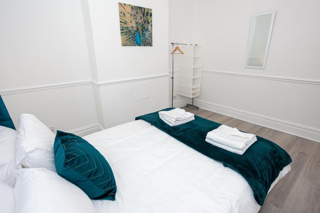 Stay Comfortable-City Centre Location- Sleeps Up To 9 Stoke-on-Trent エクステリア 写真