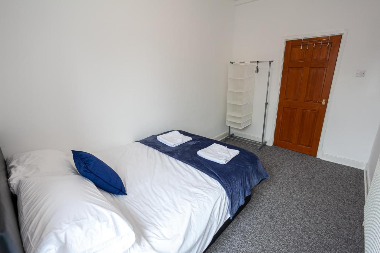 Stay Comfortable-City Centre Location- Sleeps Up To 9 Stoke-on-Trent エクステリア 写真
