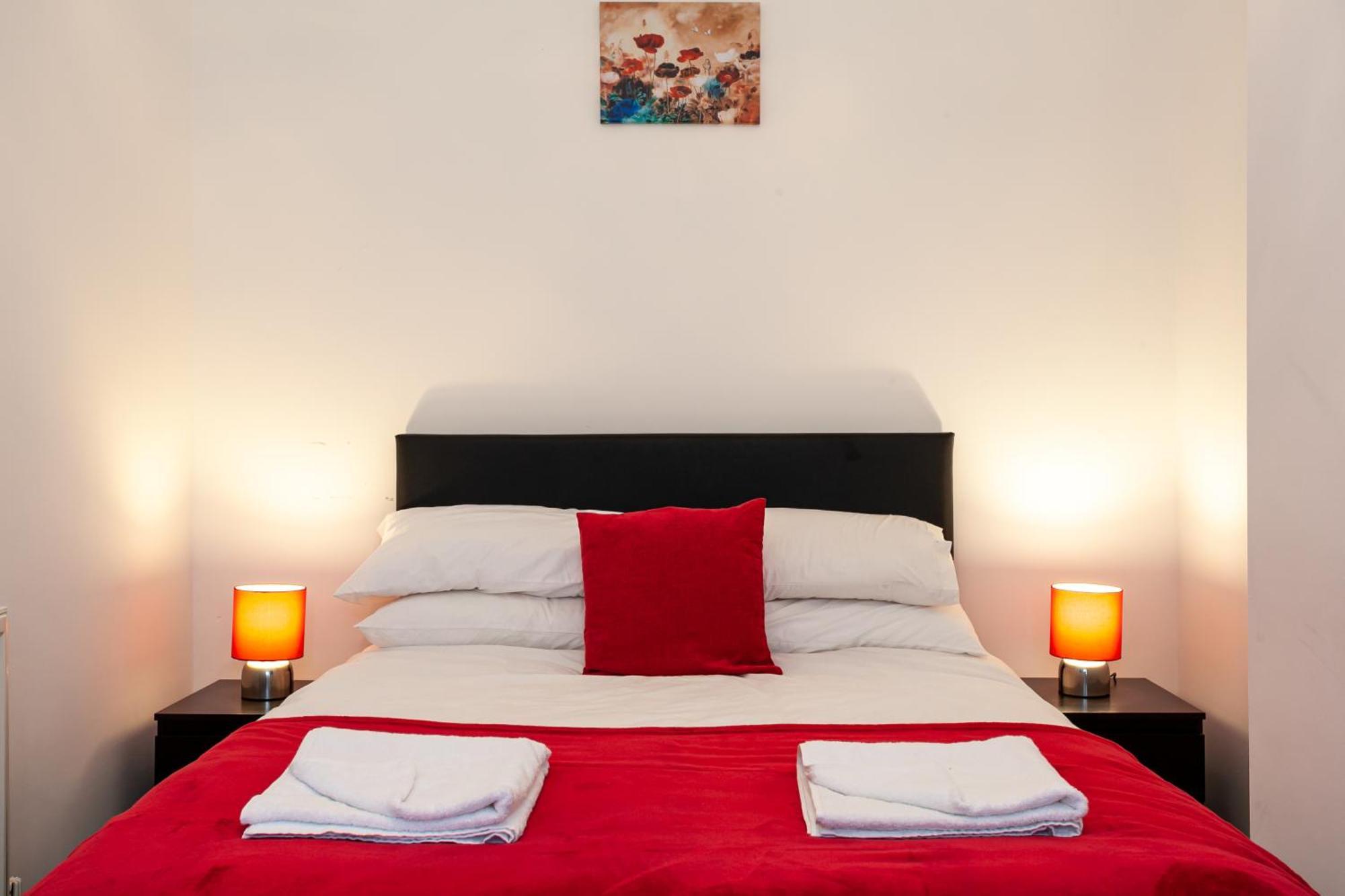Stay Comfortable-City Centre Location- Sleeps Up To 9 Stoke-on-Trent エクステリア 写真