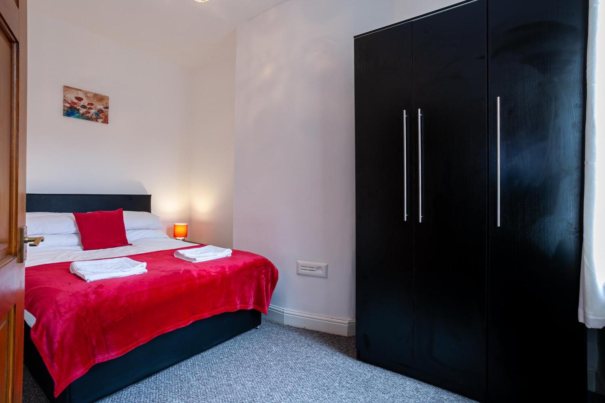Stay Comfortable-City Centre Location- Sleeps Up To 9 Stoke-on-Trent エクステリア 写真
